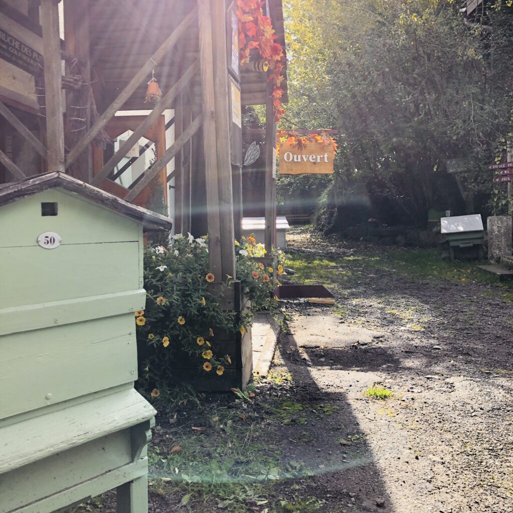 L'entrée de La Ruche des Puys avec son panneau "Ouvert" décoré de feuilles d'automne